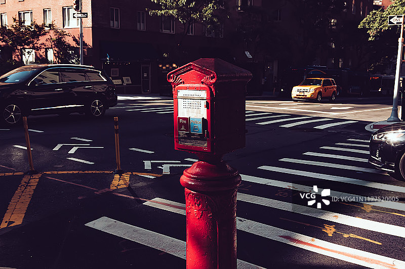 纽约曼哈顿中城的消防和警察紧急呼叫箱图片素材