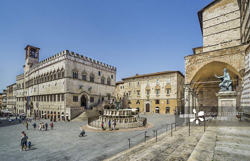 意大利佩鲁贾大教堂俯瞰十一月四日广场风光图片素材