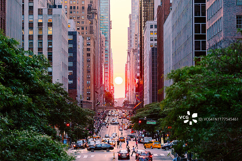阳光照耀下的“曼哈顿悬日”期间的第42街，美国纽约市图片素材