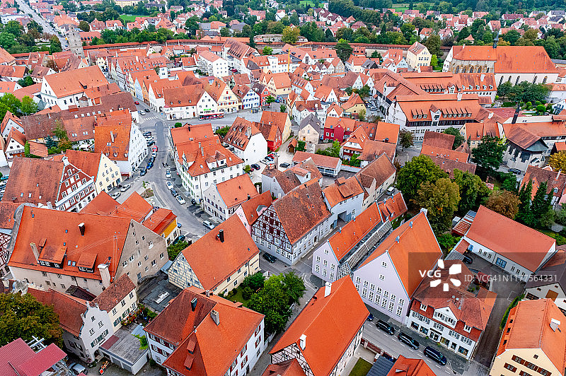 从德国巴伐利亚圣乔治教堂看到的讷德林根景色（丹尼尔教堂塔楼，圣乔治教堂）图片素材