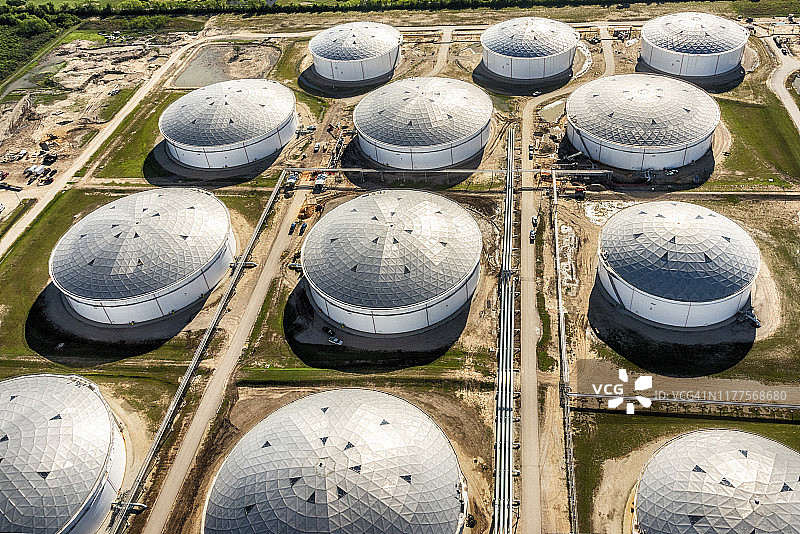 俯视燃油储罐图片素材
