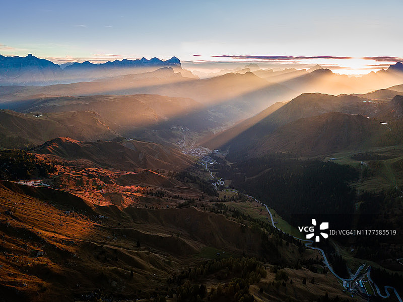 波尔多伊山口的日出，意大利多洛米蒂山脉航拍图片素材