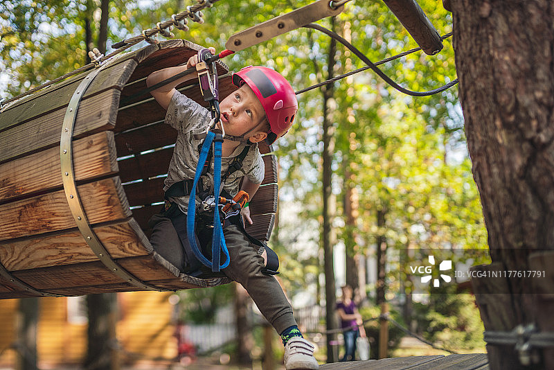 在冒险乐园里的可爱小男孩图片素材
