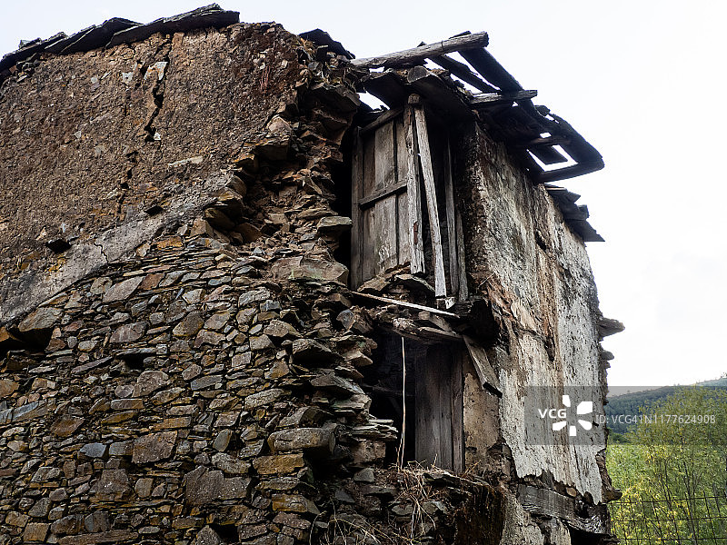 拉斯胡尔德斯废弃的中世纪村庄，狭窄的街道和用石头、石板建造的废弃房屋，以及木门、木窗，乡村人口减少概念图片素材