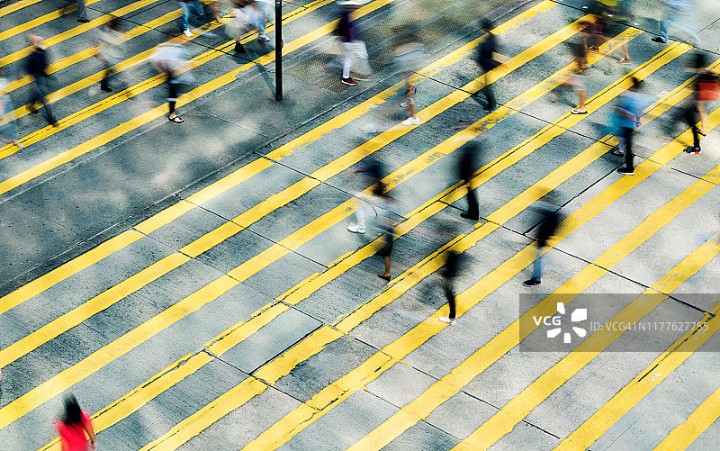城市人行横道高峰时段的航拍景色图片素材