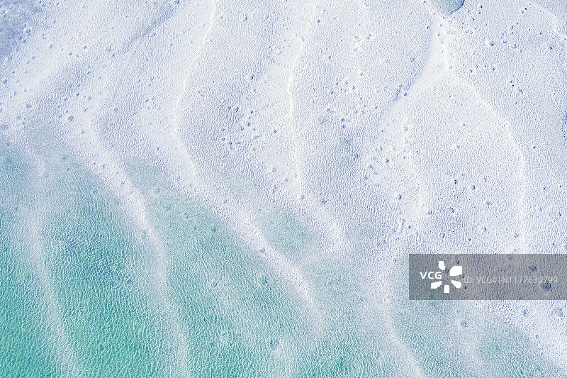 海面上水中沙纹的航拍图片素材