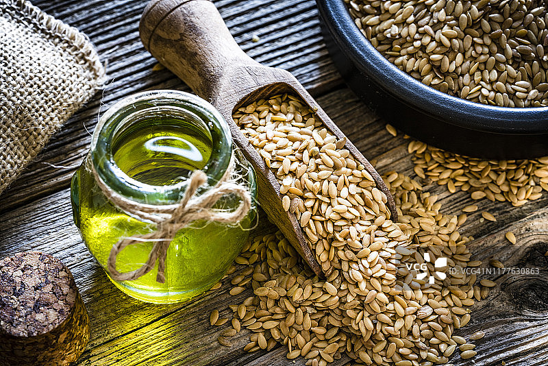 健康饮食：亚麻籽油和亚麻籽图片素材