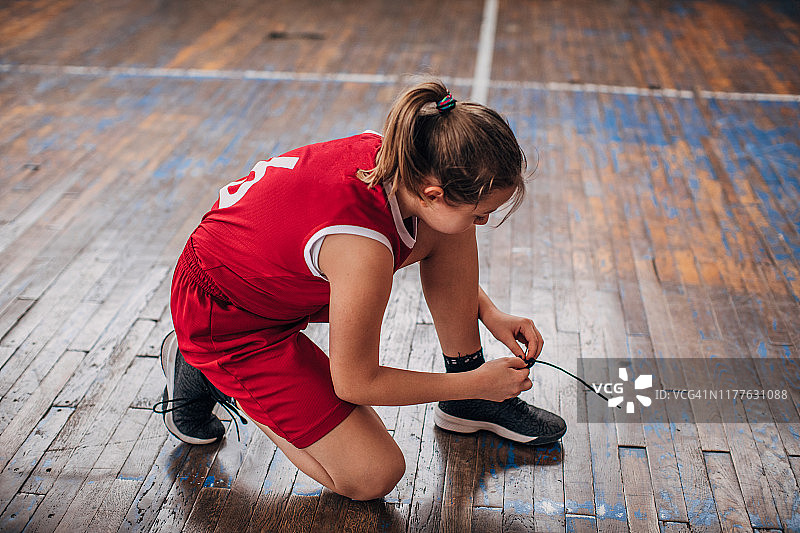 系鞋带的女孩篮球运动员图片素材