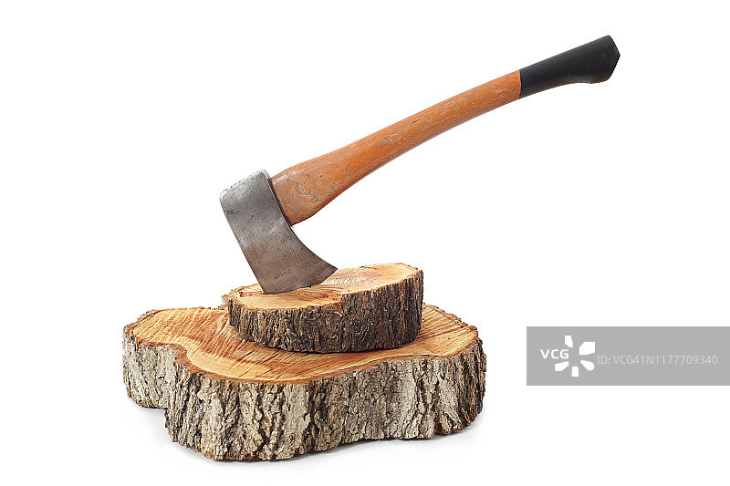 白色背景的树干横截面上的斧头图片素材