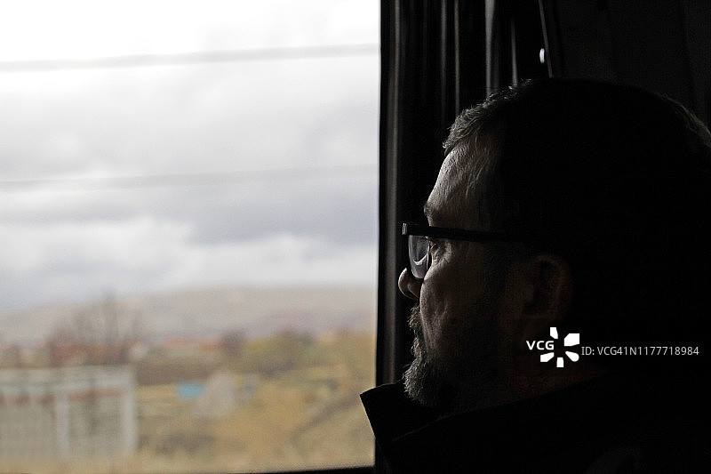 男人从火车车窗向外看图片素材