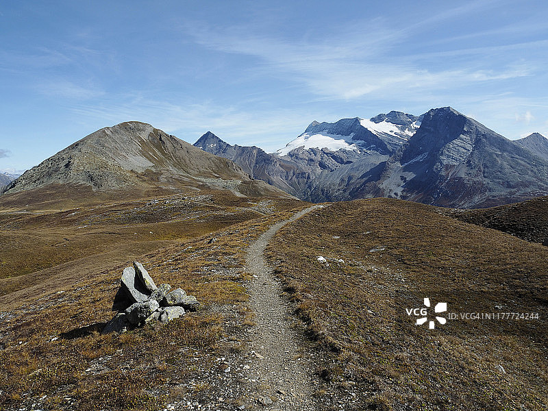 从辛普隆山口附近的小径看莱昂山、布莱特峰和许布什峰图片素材