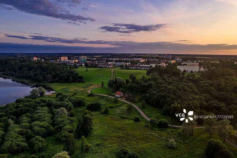 日落时分美丽小镇航拍图片素材