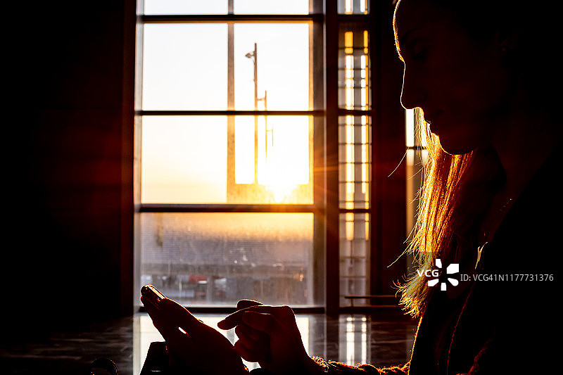 在机场等待的女人图片素材