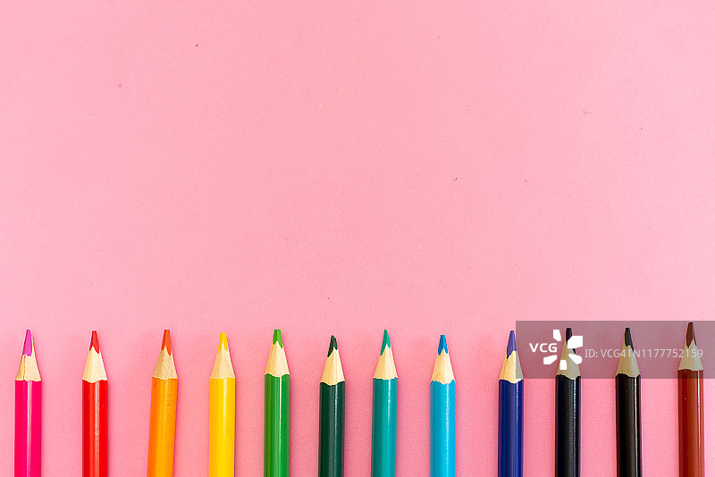 白色背景上的彩色铅笔图片素材
