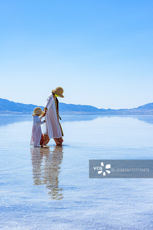 湖边的母女图片素材