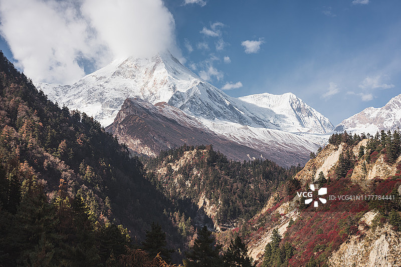 尼泊尔喜马拉雅山脉马纳斯鲁峰图片素材