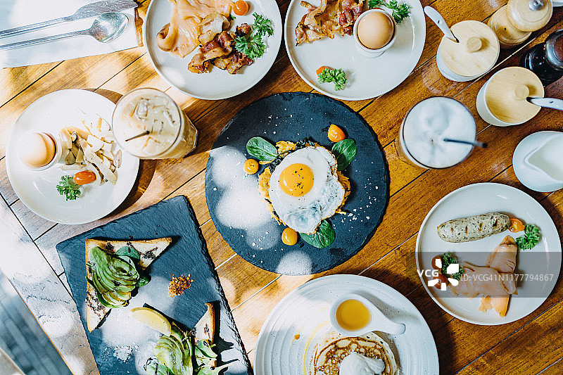 俯视：户外餐厅的早午餐图片素材