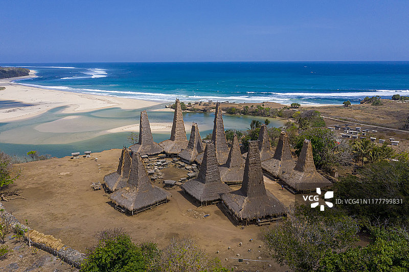 印度尼西亚松巴岛拉滕加罗传统房屋航拍景观图片素材