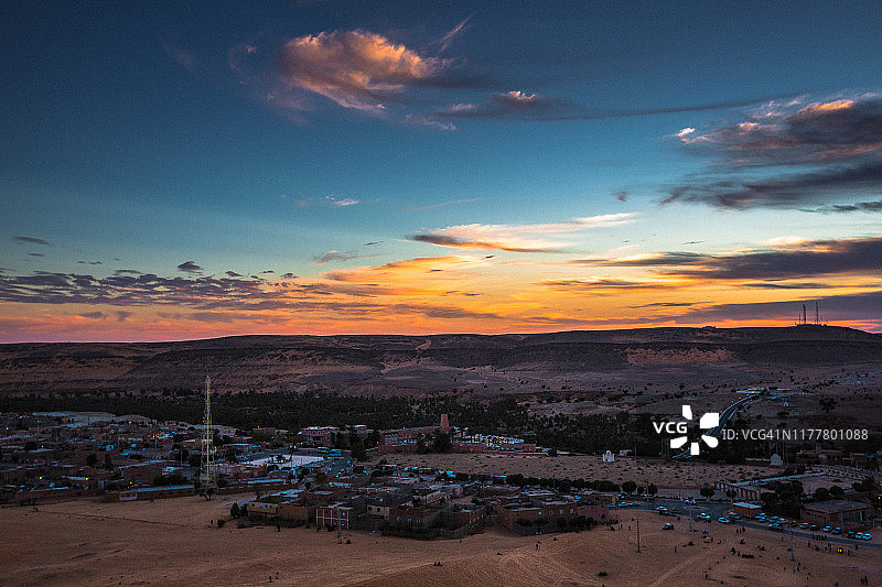 撒哈拉沙漠日落时分的城市景观图片素材