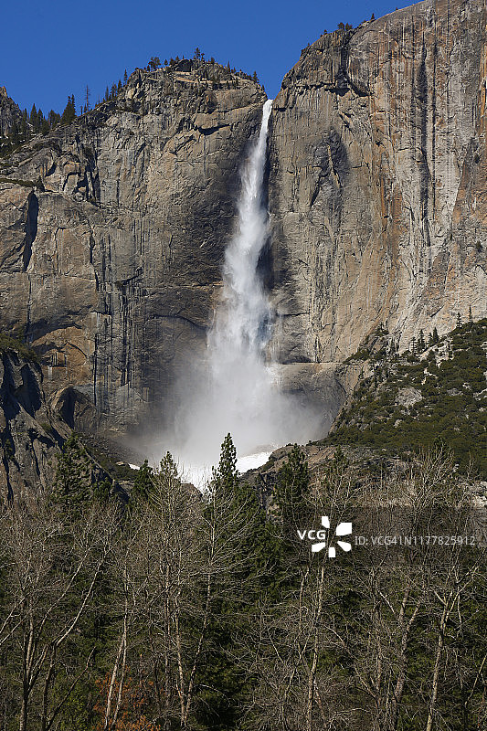 优胜美地国家公园的季节性瀑布图片素材