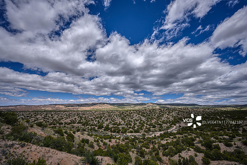 新墨西哥州桑格雷德克里斯托山脉陶斯风景道上的云彩图片素材