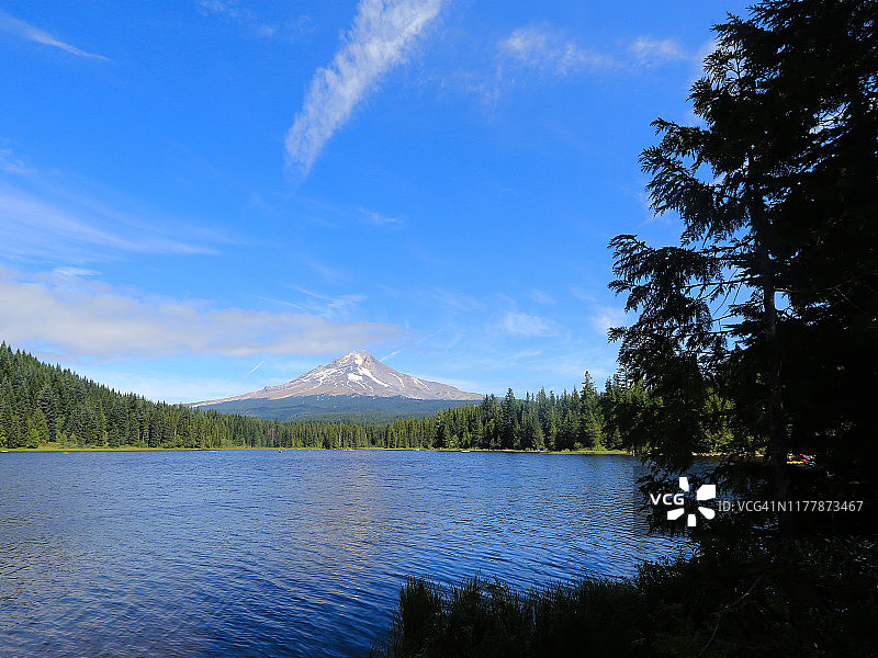 从延龄草湖观看胡德山图片素材