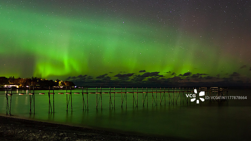 加拿大马尼托巴省温尼伯湖上码头的北极光图片素材