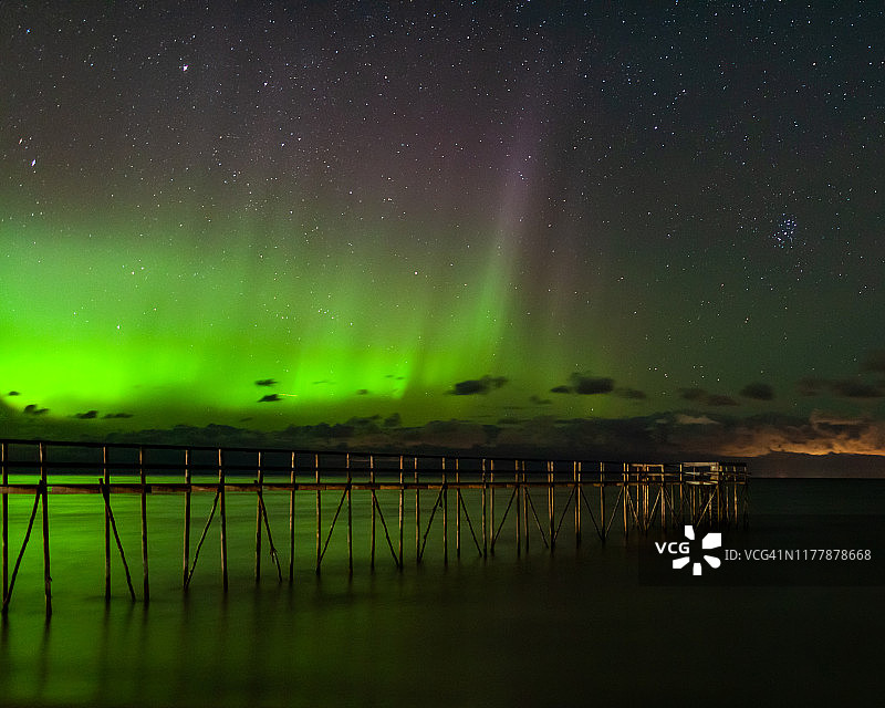加拿大马尼托巴省温尼伯湖上码头的北极光图片素材