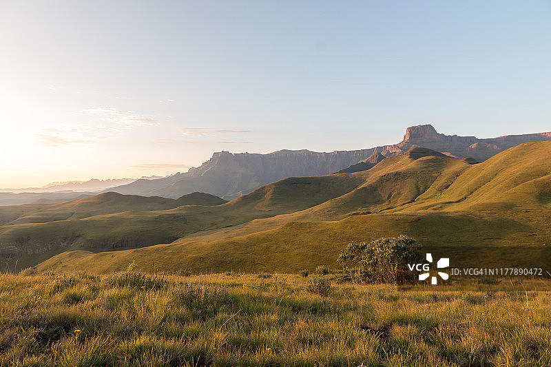 南非皇家纳塔尔国家公园的圆形剧场，在晨光中图片素材