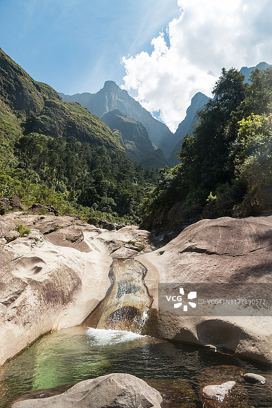 图盖拉河的岩石池，远眺皇家纳塔尔国家公园圆形剧场，南非图片素材