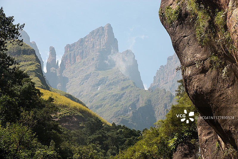 从图盖拉峡谷望向魔鬼之齿，南非皇家纳塔尔国家公园图片素材