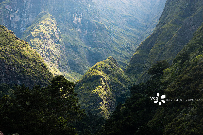 南非皇家纳塔尔国家公园圆形剧场岩层地貌图片素材