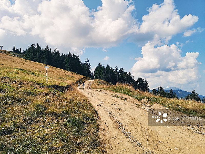 山区乡村砂石路图片素材