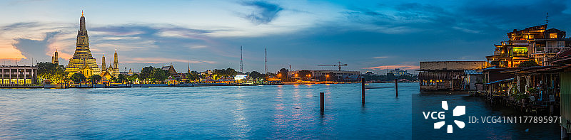 泰国曼谷黎明寺俯瞰湄南河全景图片素材