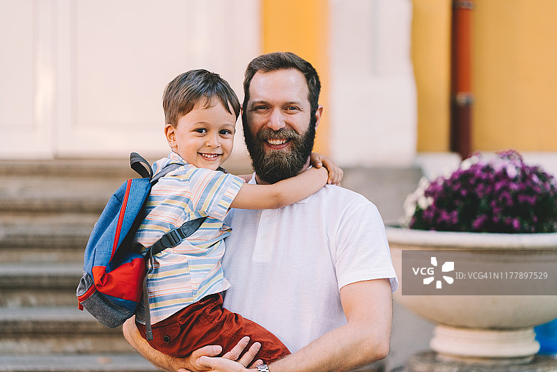 父亲和儿子上学第一天图片素材