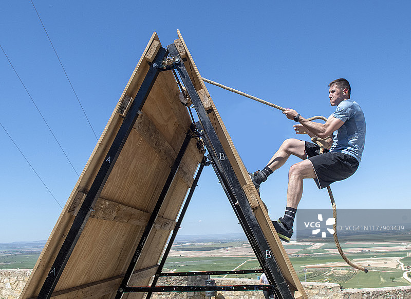 障碍赛跑中的运动员图片素材