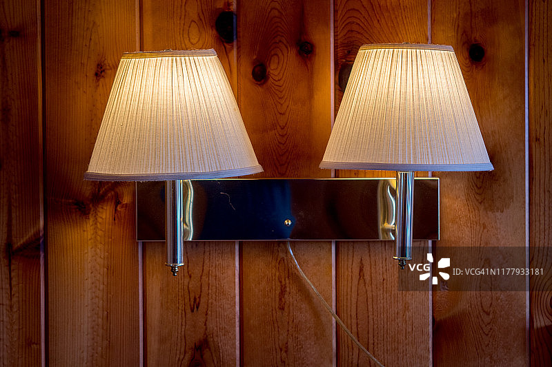松木墙上的灯具图片素材