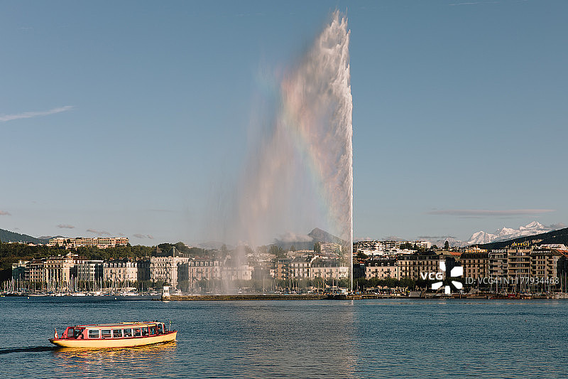 日内瓦大喷泉与黄色小船图片素材
