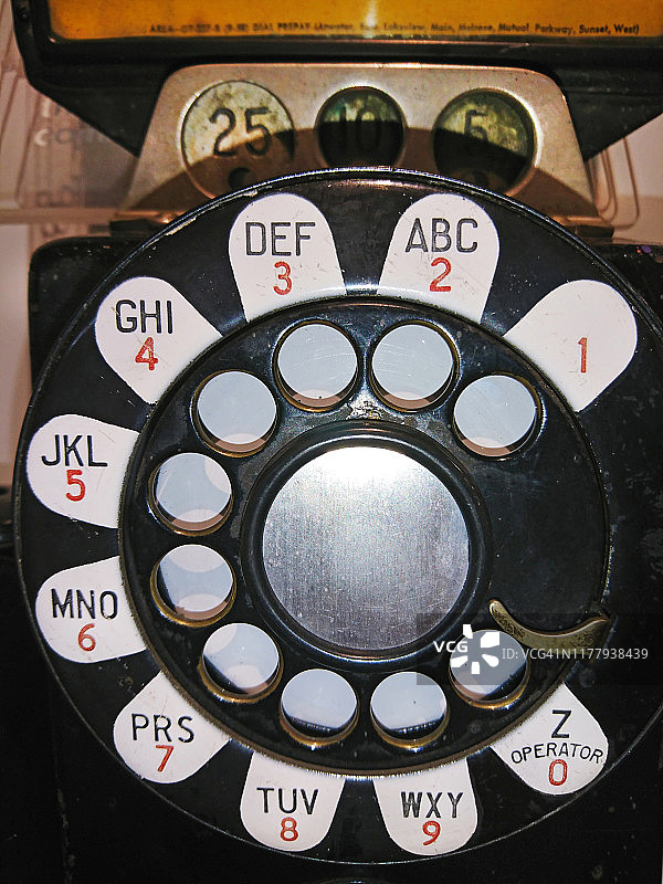 投币式旋转拨号公用电话特写图片素材