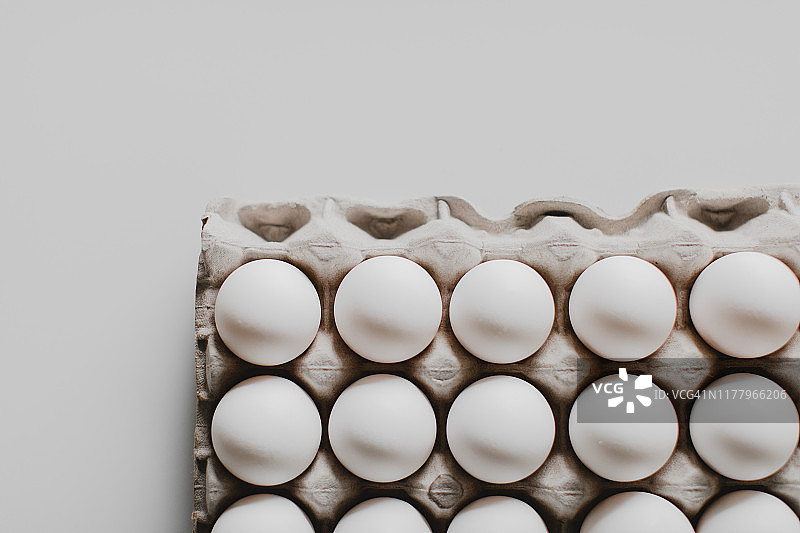 一打鸡蛋放在白色纸盒中图片素材