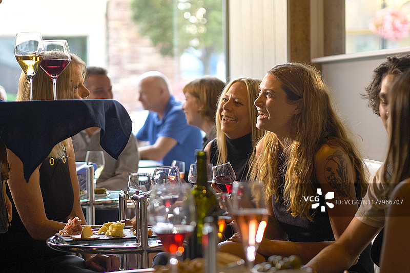 一群女性朋友在酒吧咖啡馆图片素材