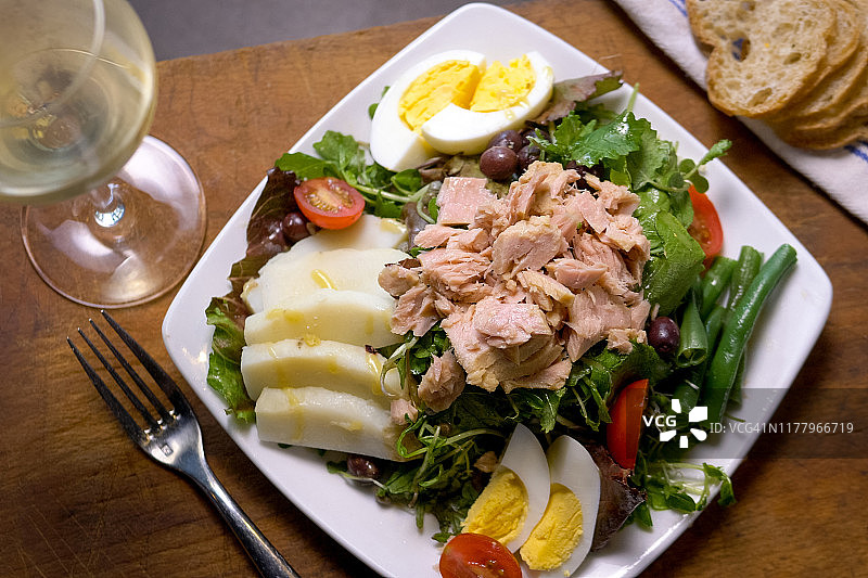 一份新鲜的法式尼斯沙拉图片素材