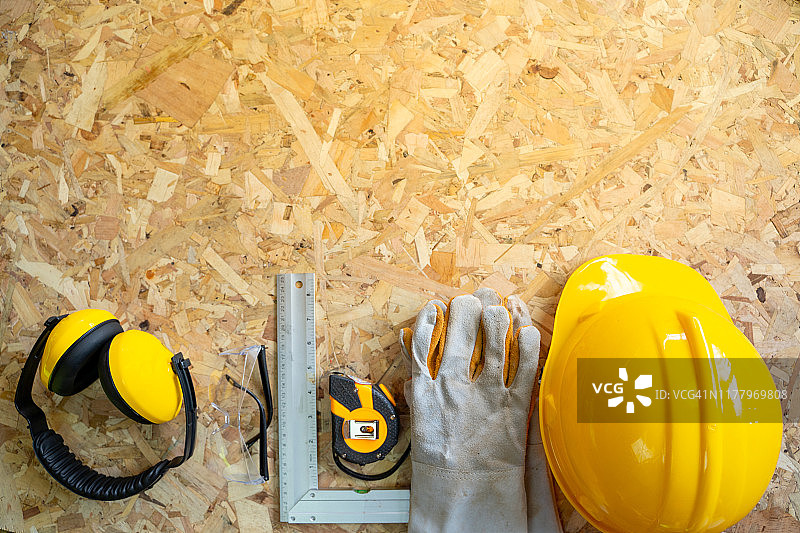 木质背景上的标准建筑安全设备图片素材