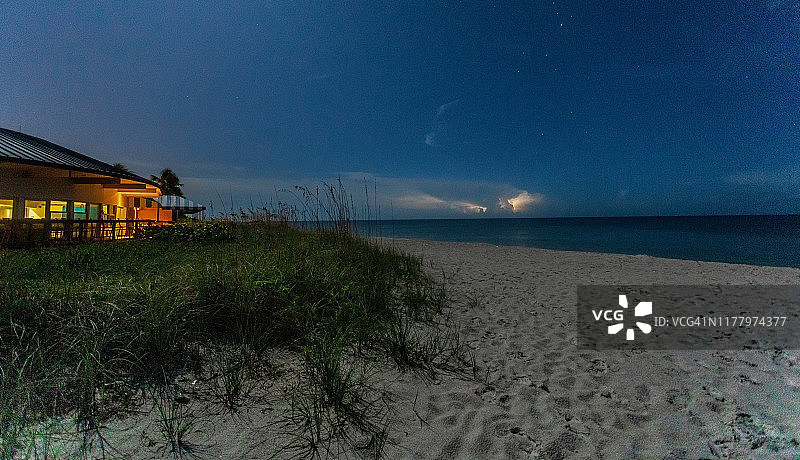 美国佛罗里达州那不勒斯海滩的壮丽闪电风暴日落和宁静的海洋图片素材