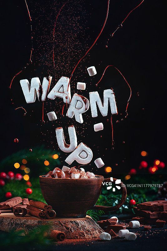 圣诞装饰和童话灯光下的可可杯棉花糖图片素材