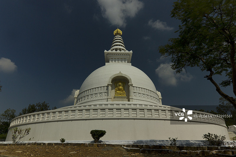 阳光明媚的早晨的世界和平塔特写图片素材