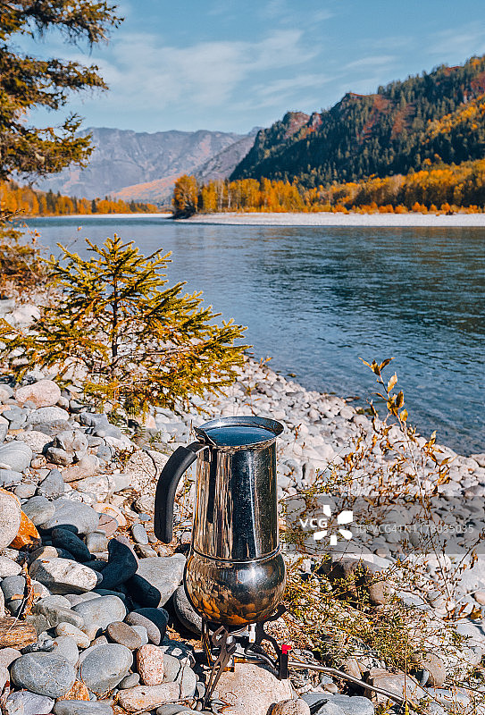 意式咖啡机，阿尔泰山卡通河畔，秋日西伯利亚图片素材