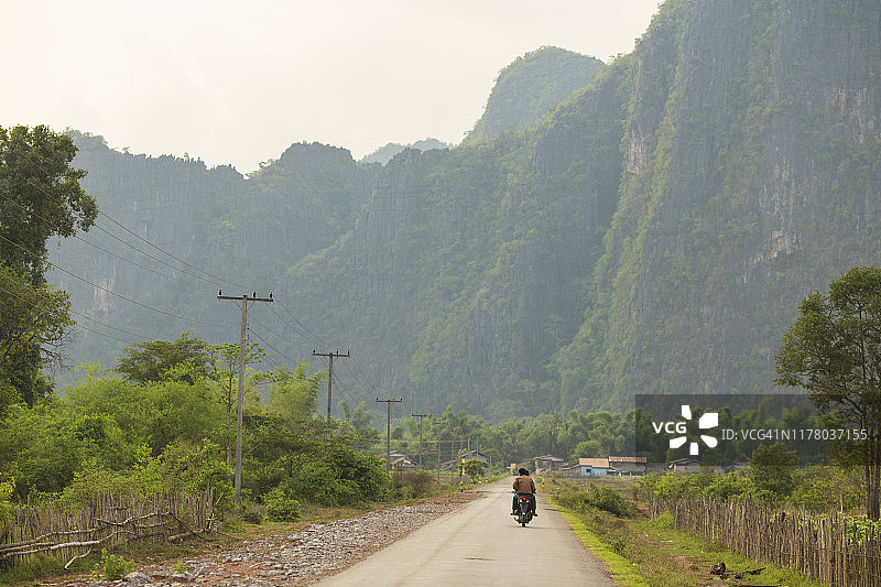 老挝甘蒙省孔罗洞附近的公路图片素材
