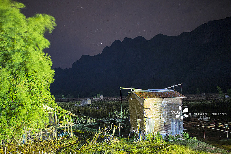 老挝甘蒙省的烟草小屋夜景图片素材