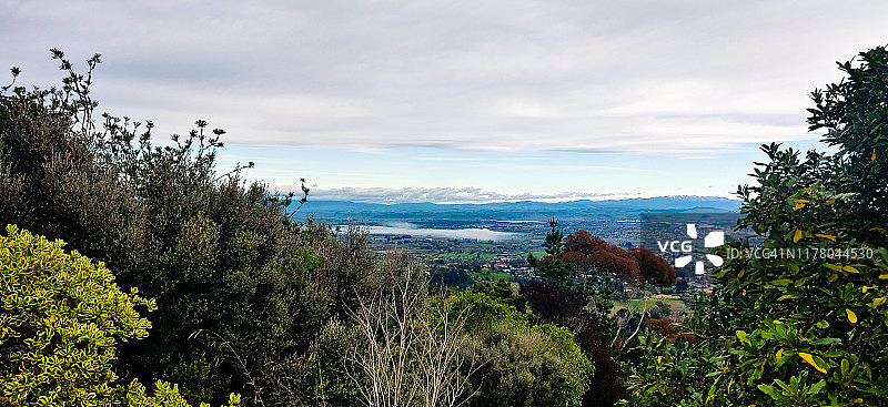 哈夫洛克北部蒂玛塔峰的壮丽景色，下方是广阔的绿色山谷和牧场图片素材